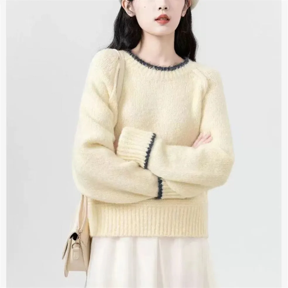 Cozy Solid Color Jumper for Women with a Round Neck
