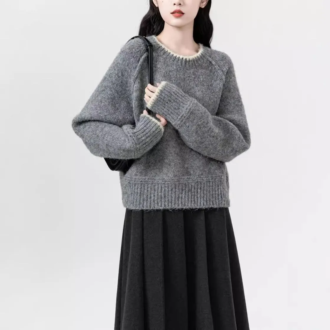 Cozy Solid Color Jumper for Women with a Round Neck