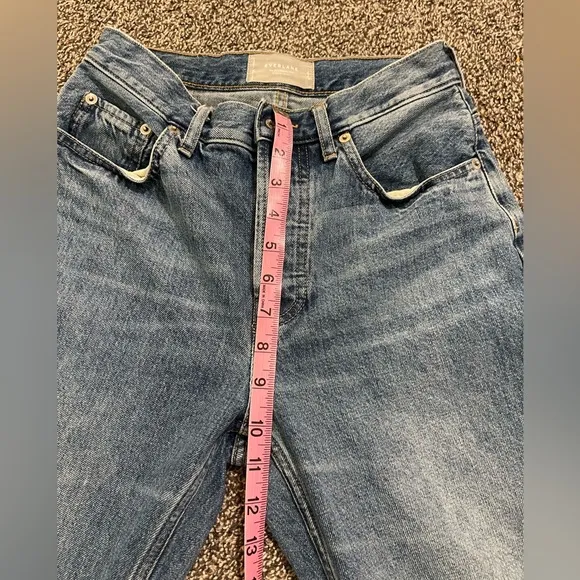 everlane the curvy 90s cheeky straight jean in vintage mid blue