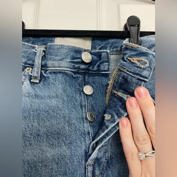 everlane the curvy 90s cheeky straight jean in vintage mid blue