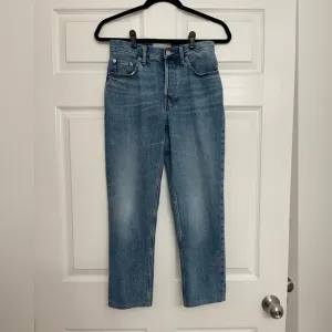 everlane the curvy 90s cheeky straight jean in vintage mid blue