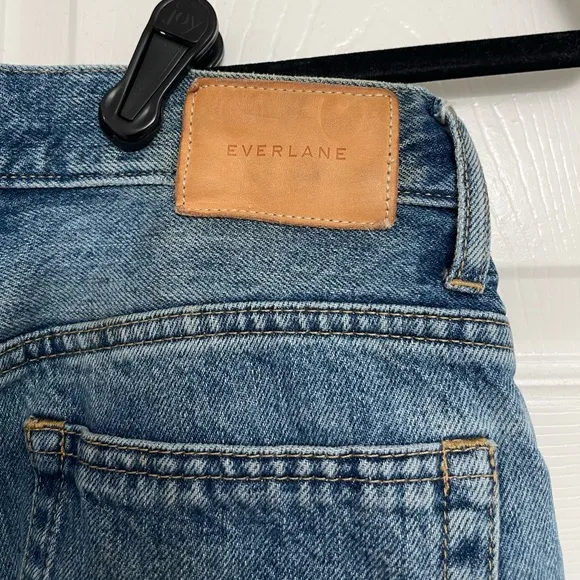 everlane the curvy 90s cheeky straight jean in vintage mid blue