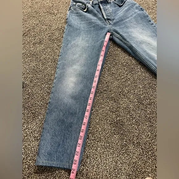 everlane the curvy 90s cheeky straight jean in vintage mid blue