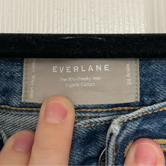 everlane the curvy 90s cheeky straight jean in vintage mid blue