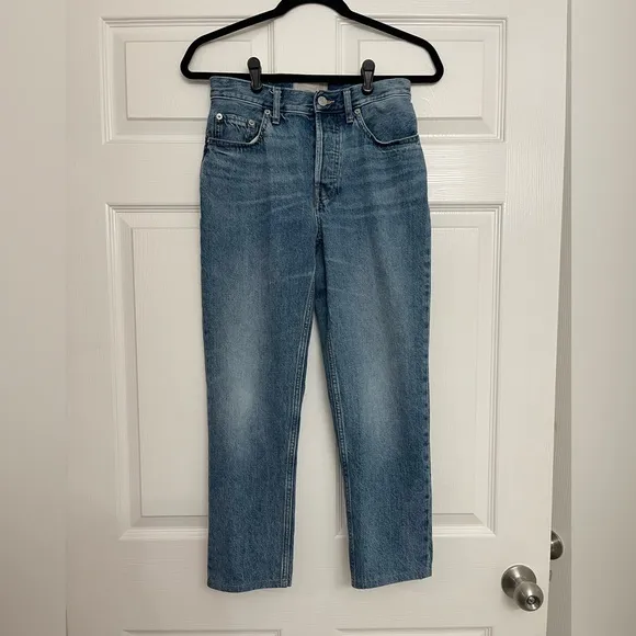 everlane the curvy 90s cheeky straight jean in vintage mid blue