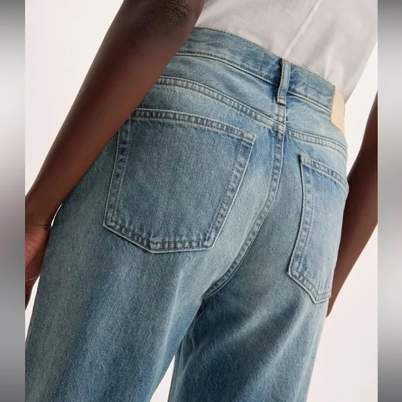 everlane the curvy 90s cheeky straight jean in vintage mid blue