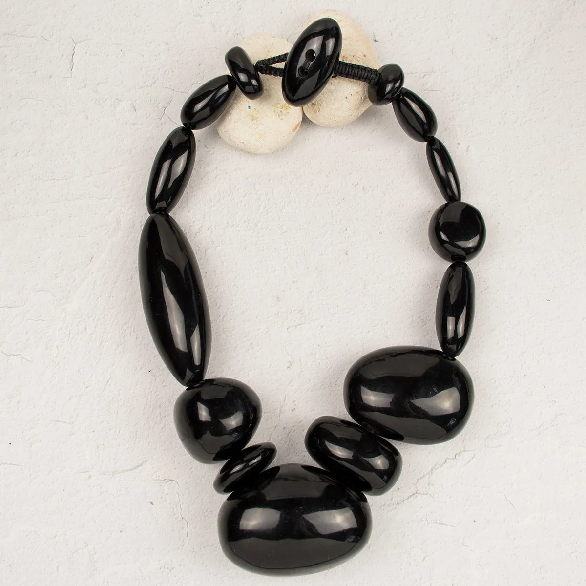 FREEFORM RESIN STATEMENT NECKLACE. BLACK