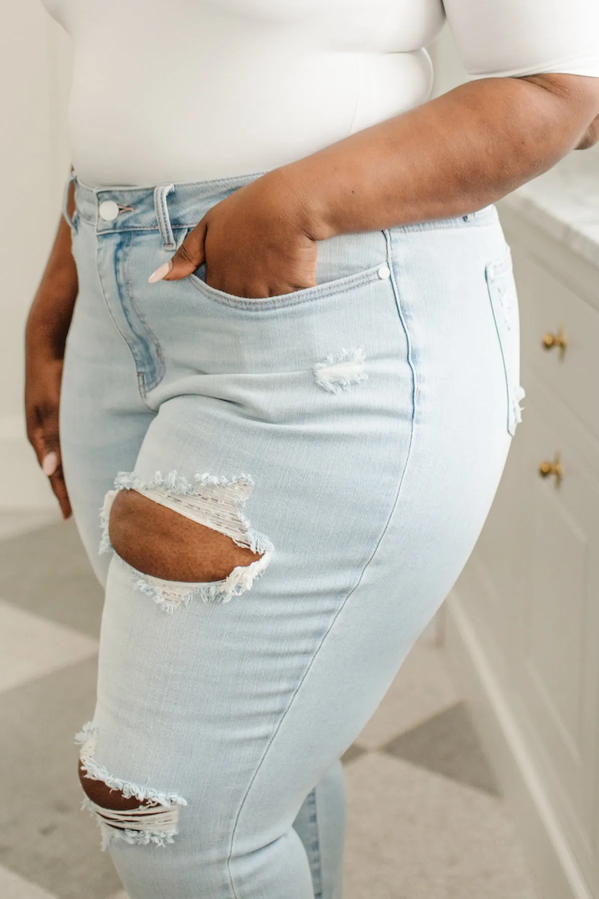 JUDY BLUE Super Light Destroyed Boyfriend Jeans