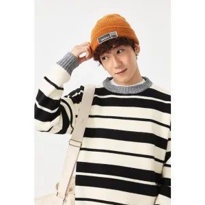 Men’s relaxed-fit sweater featuring a stylish ringer design