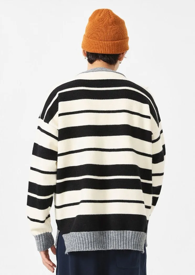 Men’s relaxed-fit sweater featuring a stylish ringer design