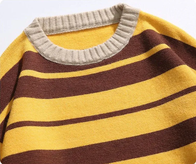 Men’s relaxed-fit sweater featuring a stylish ringer design