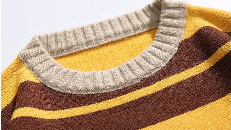Men’s relaxed-fit sweater featuring a stylish ringer design