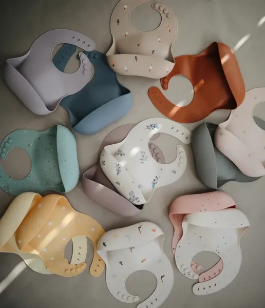 mushie | Silicone Bib | Woodchuck